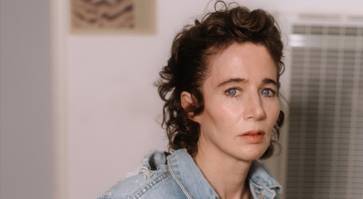 Författaren Miranda July tittar in i kameran